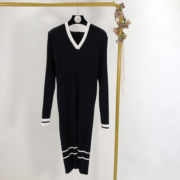 Μακρύ πλεκτό φόρεμα με λαιμόκοψη στο μπεζ και μαύρο χρώμα