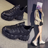 Γυναικεία αθλητικά παπούτσια με σκληρή σόλα σε μαύρο και άσπρο χρώμα