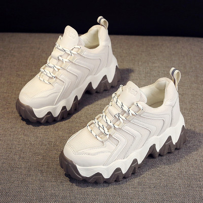 Γυναικεία αθλητικά παπούτσια με σκληρή σόλα σε μαύρο και άσπρο χρώμα