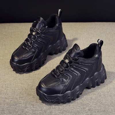 Γυναικεία αθλητικά παπούτσια με σκληρή σόλα σε μαύρο και άσπρο χρώμα