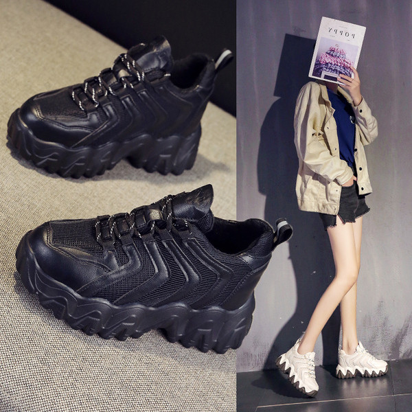 Γυναικεία αθλητικά παπούτσια με σκληρή σόλα σε μαύρο και άσπρο χρώμα