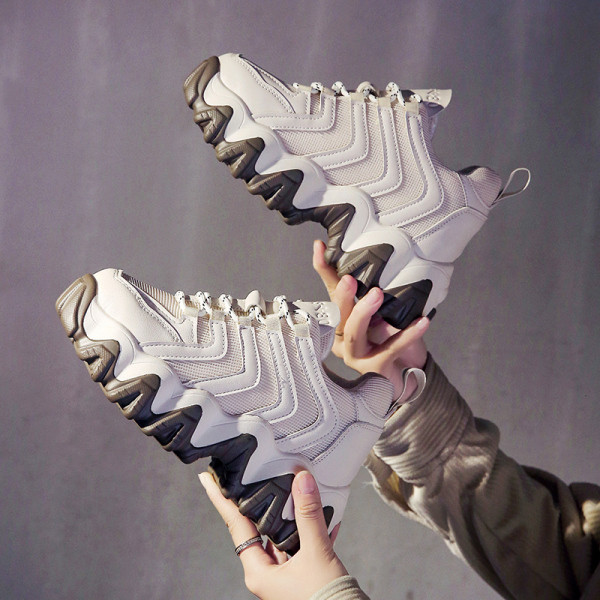 Γυναικεία αθλητικά παπούτσια με σκληρή σόλα σε μαύρο και άσπρο χρώμα