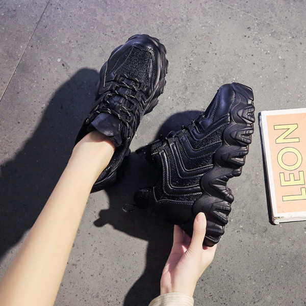 Γυναικεία αθλητικά παπούτσια με σκληρή σόλα σε μαύρο και άσπρο χρώμα