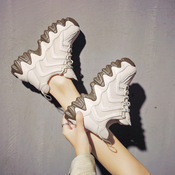 Γυναικεία αθλητικά παπούτσια με σκληρή σόλα σε μαύρο και άσπρο χρώμα