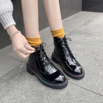 Κορυφαίες  γυναικείες μπότες  με επίπεδη σόλα - δύο μοντέλα