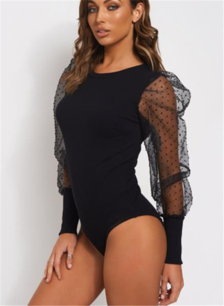 Modern női test, fehér és fekete tüll ujjakkal