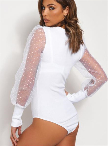 Modern női test, fehér és fekete tüll ujjakkal