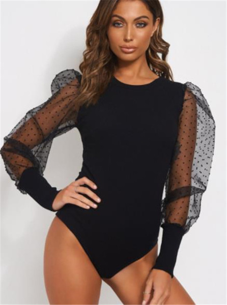 Modern női test, fehér és fekete tüll ujjakkal