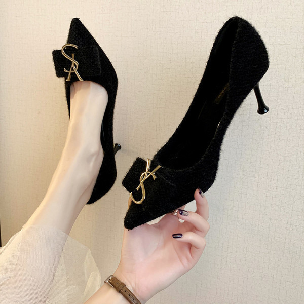 ÚJ Modern női cipő hegyes modell vékony sarokkal fekete és bézs színben