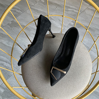 Κομψά γυναικεία παπούτσια μοντέλο μεταλλικό στοιχείο σε γκρι και μαύρο χρώμα
