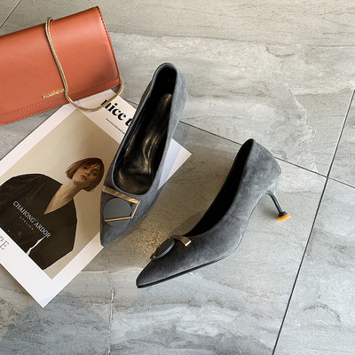 Κομψά γυναικεία παπούτσια μοντέλο μεταλλικό στοιχείο σε γκρι και μαύρο χρώμα