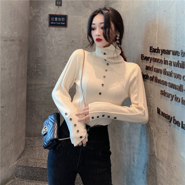 Testreszabott női póló vékony kötésből, gombokkal