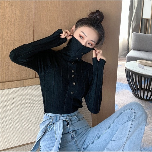 Testreszabott női póló vékony kötésből, gombokkal