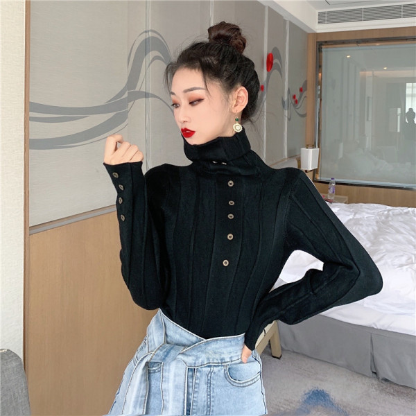 Testreszabott női póló vékony kötésből, gombokkal