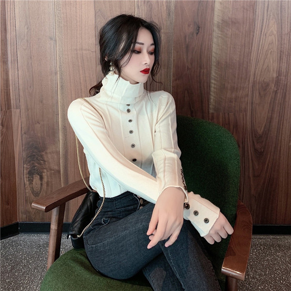 Testreszabott női póló vékony kötésből, gombokkal