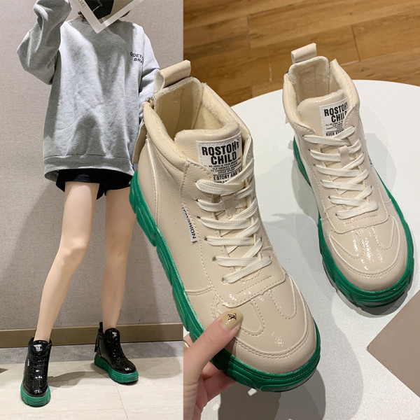 Γυναικεία έκο δερμάτινα αθλητικά παπούτσια με έγχρωμη σόλα σε μπεζ και μαύρο χρώμα