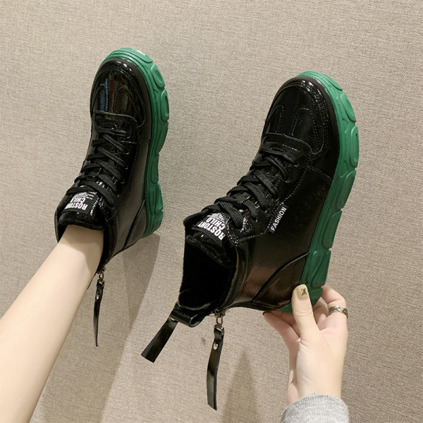 Γυναικεία έκο δερμάτινα αθλητικά παπούτσια με έγχρωμη σόλα σε μπεζ και μαύρο χρώμα