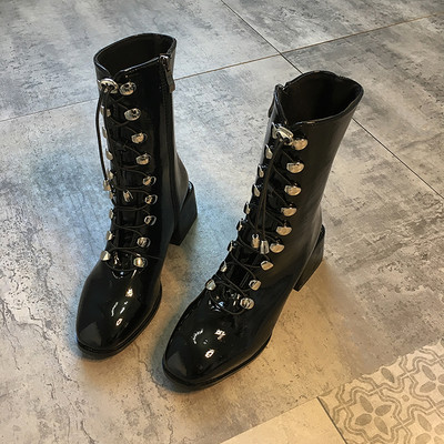 Modern női csizma fekete színben, fém elemekkel és fűzővel