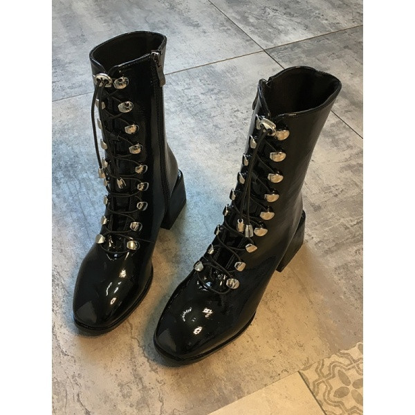 Modern női csizma fekete színben, fém elemekkel és fűzővel