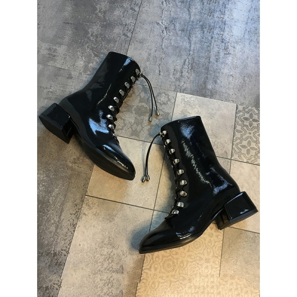 Modern női csizma fekete színben, fém elemekkel és fűzővel