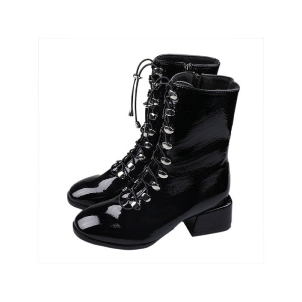 Modern női csizma fekete színben, fém elemekkel és fűzővel
