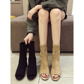 Öko velúrból készült női csizma bézs és fekete színben, nyitott orrral, 6 cm vastagsággal.