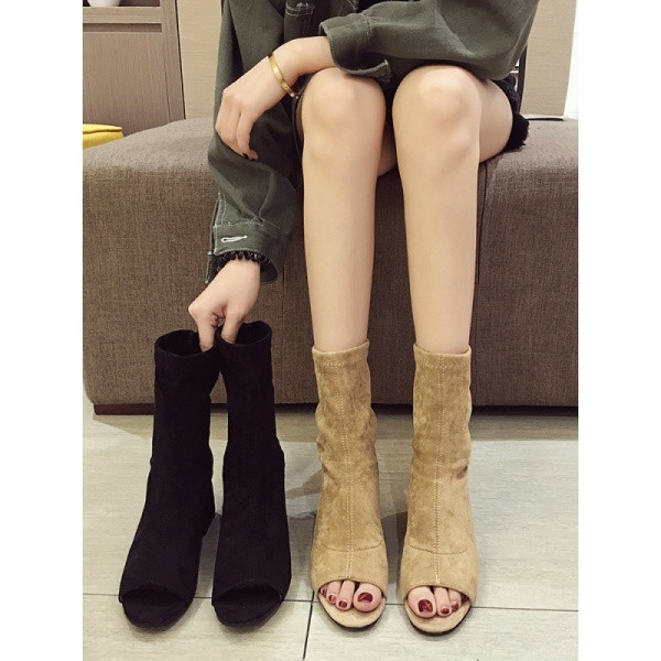 Öko velúrból készült női csizma bézs és fekete színben, nyitott orrral, 6 cm vastagsággal.