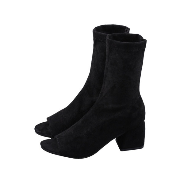 Öko velúrból készült női csizma bézs és fekete színben, nyitott orrral, 6 cm vastagsággal.