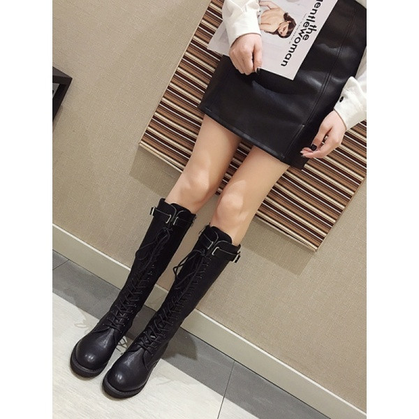 Modern térdcsizma fűzővel és csattal