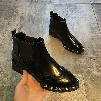 Μοντέρνες γυναικείες μπότες με μεταλλικά τρούξ - τακούνι 4 εκ σε μαύρο χρώμα