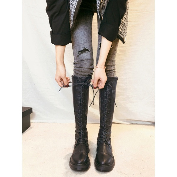 Női alkalmi térdcsizma öko bőrből és eko velúrból készült fűzővel