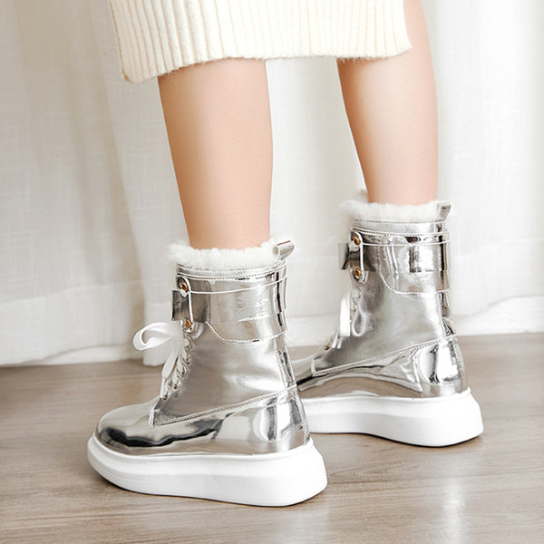 Γυναικείες έκο δερμάτινες μπότες με επίπεδη σόλα και μαλακή επένδυση σε μαύρο και ασημί χρώμα