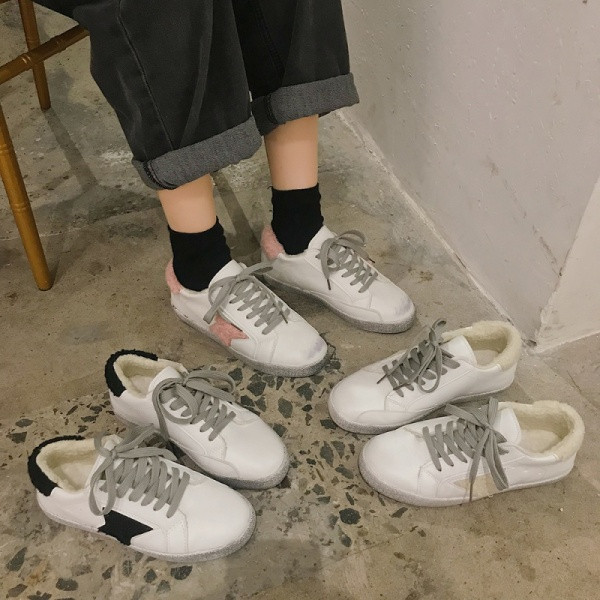 Alkalmi női tornacipő meleg béléssel és fűzővel