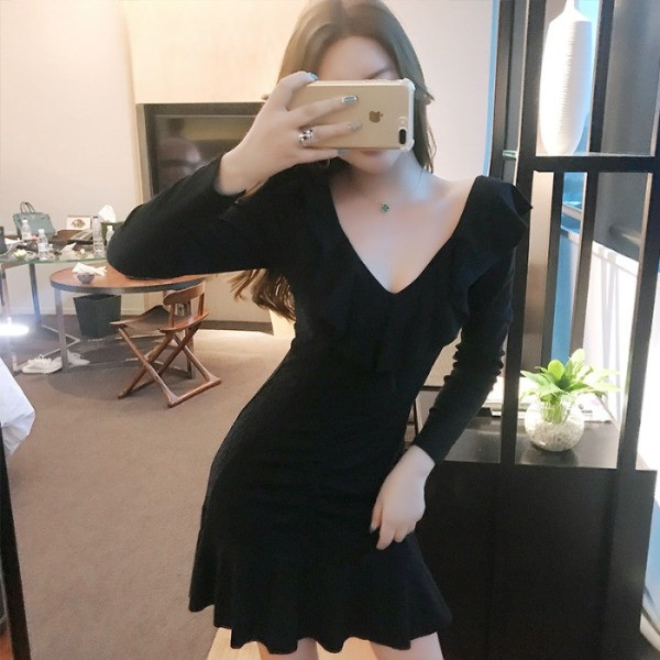 Modern rövid női ruha fekete színben, hosszú ujjal és spitz nyakkivágással