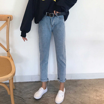 Hétköznapi női farmer kék egyenes modellben, normál derékkal