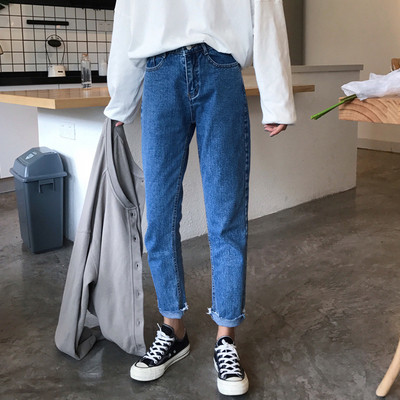 Hétköznapi női farmer kék egyenes modellben, normál derékkal