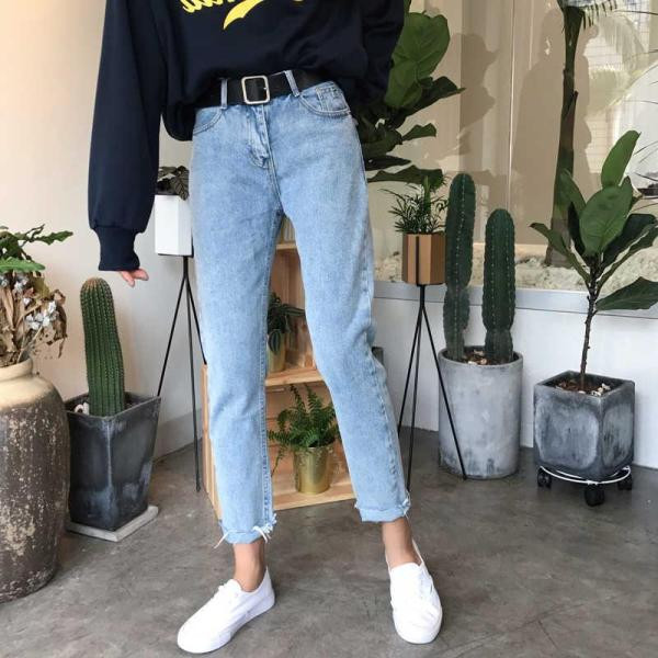 Hétköznapi női farmer kék egyenes modellben, normál derékkal