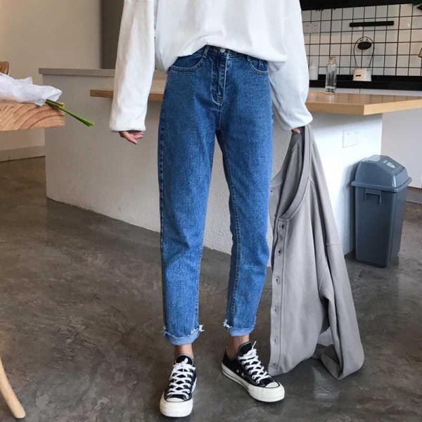 Hétköznapi női farmer kék egyenes modellben, normál derékkal