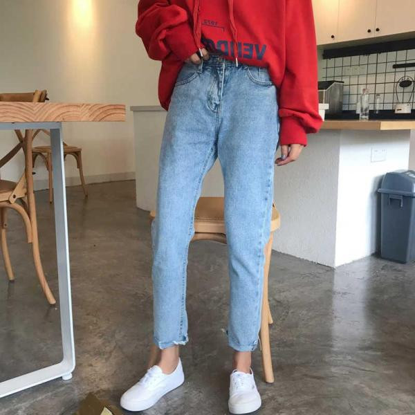 Hétköznapi női farmer kék egyenes modellben, normál derékkal