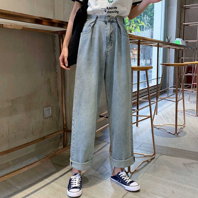 Női farmer szabású modell világos színben, magas derékkal