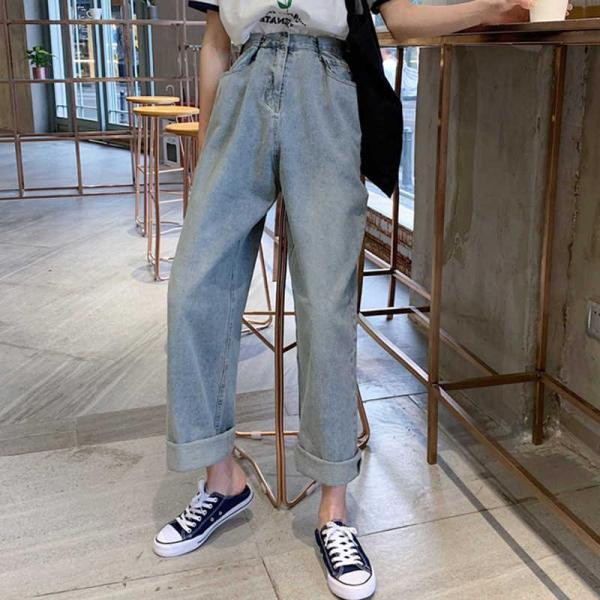 Női farmer szabású modell világos színben, magas derékkal