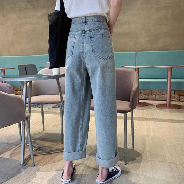 Női farmer szabású modell világos színben, magas derékkal