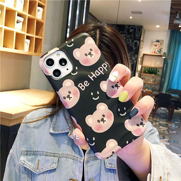 Husa din silicon pentru Iphone 11 Pro Max cu un ursuleț și inscripția Be Happy