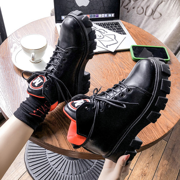 Női bőr téli csizma magas talppal, fekete színben