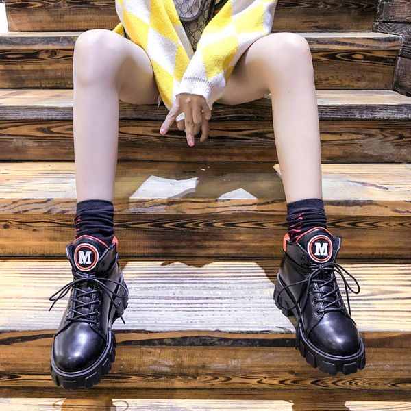 Női bőr téli csizma magas talppal, fekete színben