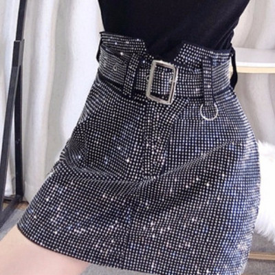 Μοντέρνα κοντή  έκο δερμάτινη γυναικεία φούστα με ζώνη σε μαύρο χρώμα και διακόσμηση - πέτρες