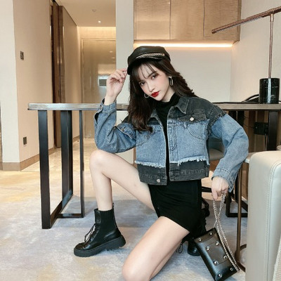 Σύντομο γυναικείο denim μπουφάν με κουμπιά 