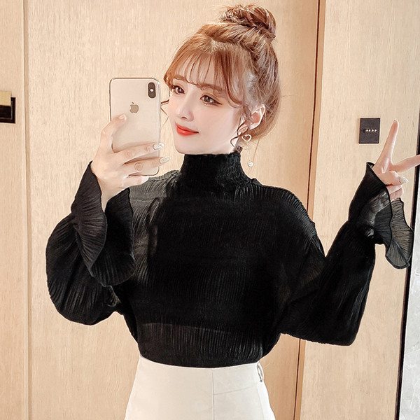 Μοντέρνα γυναικεία μπλούζα σε μαύρο και άσπρο χρώμα με φαρδιά μανίκια και υψηλό γιακά