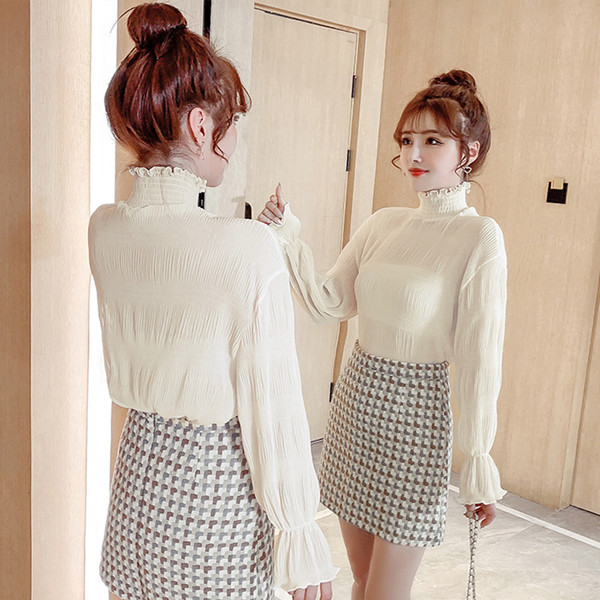 Μοντέρνα γυναικεία μπλούζα σε μαύρο και άσπρο χρώμα με φαρδιά μανίκια και υψηλό γιακά