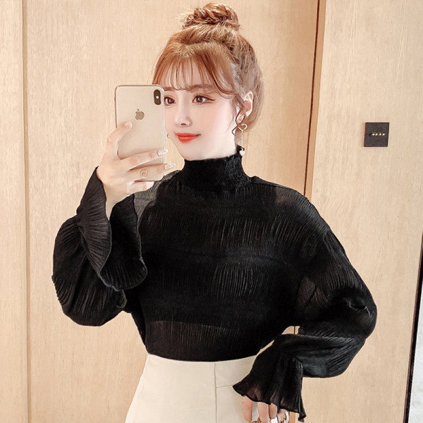 Μοντέρνα γυναικεία μπλούζα σε μαύρο και άσπρο χρώμα με φαρδιά μανίκια και υψηλό γιακά